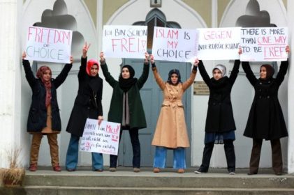 A Protest by Muslim women against Femen in Berlin's Ahmadiyya mosque